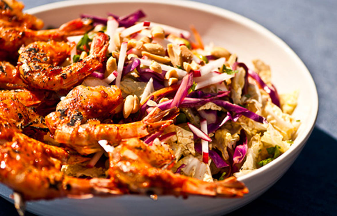 Salade asiatique hachée avec crevettes au cari rouge Recette